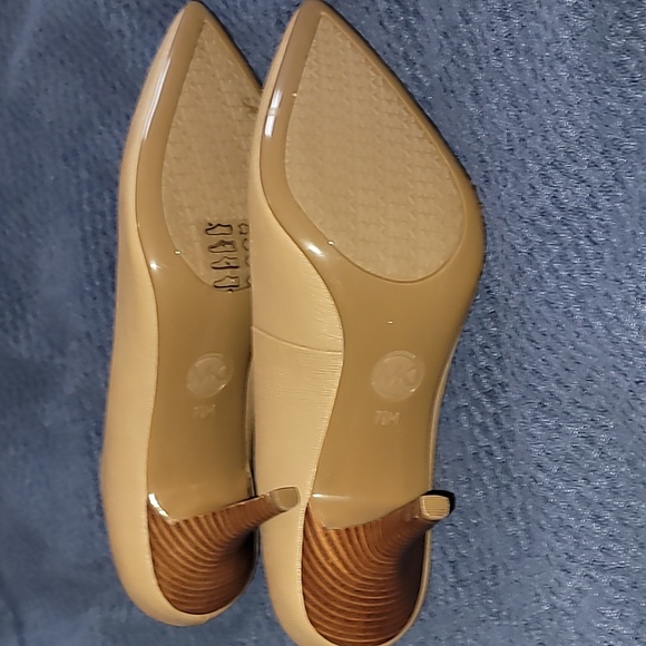 NWOT Tan Michael Kors Dorothy Pumps - Picture 6 of 10
